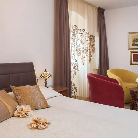 Romantic Luxury Bed and Breakfast 4*